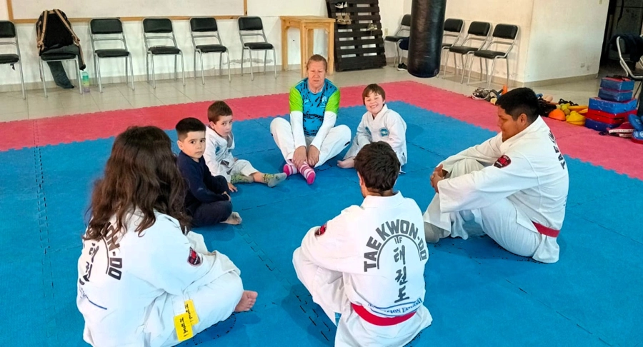 Lucrecia Benitez, con 66, ense&ntilde;a TKD