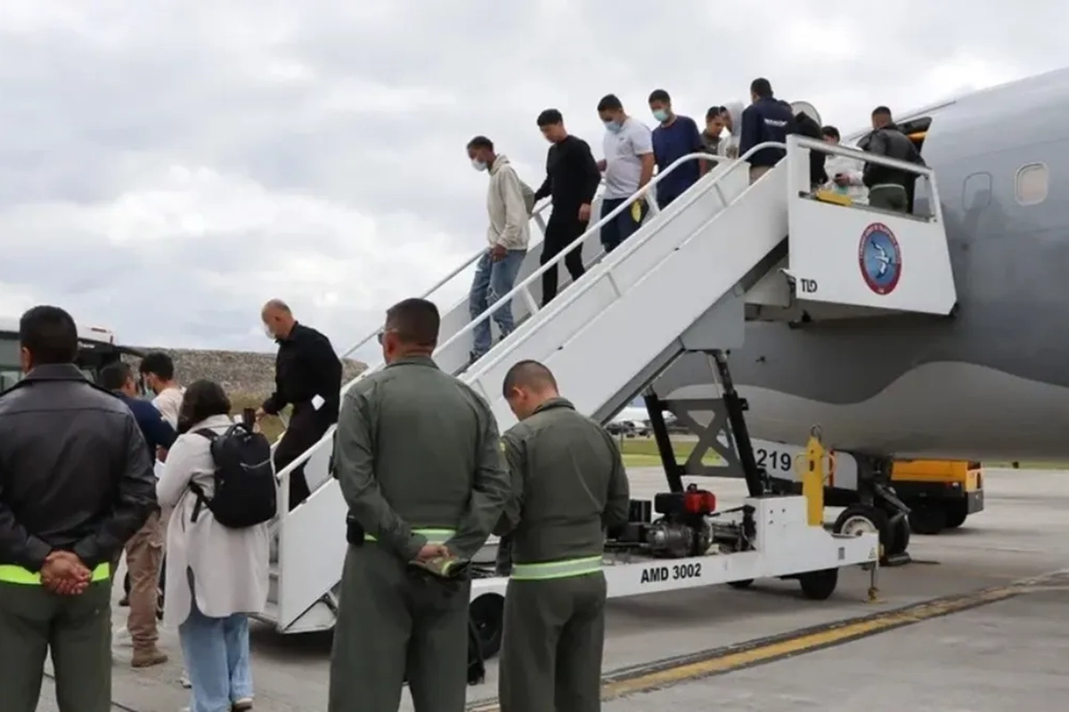 Arribó al país el vuelo con argentinos deportados