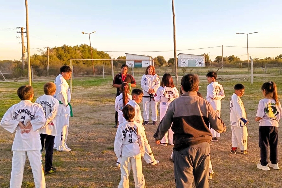 Lucrecia da clases junto a instructores jóvenes