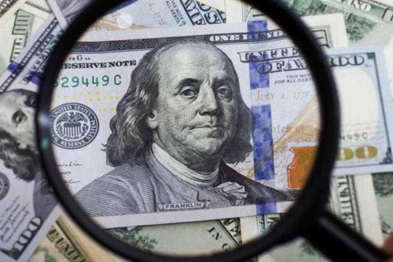 El dólar superó los $1470 y de esta manera roza el techo de la banda cambiaria