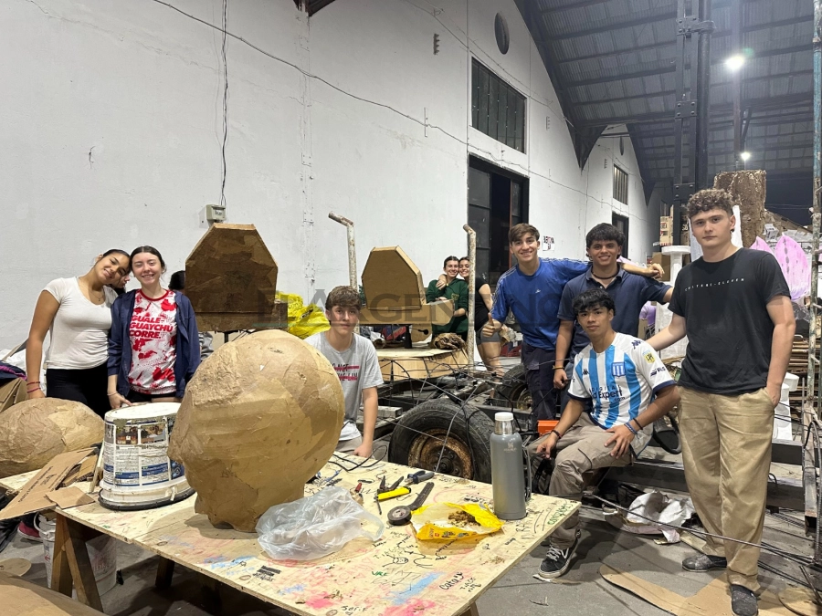 'Dominia', carroza de 5&deg; a&ntilde;o del curso de Independiente