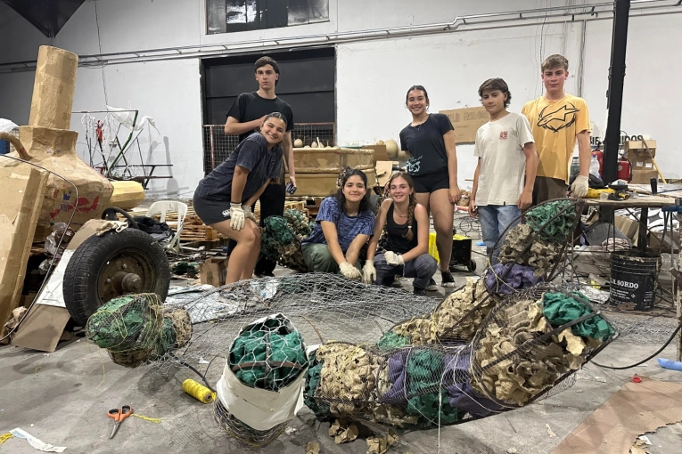 IA, adicciones, Malvinas y más: Qué temas se abordan en las Carrozas estudiantiles 2025