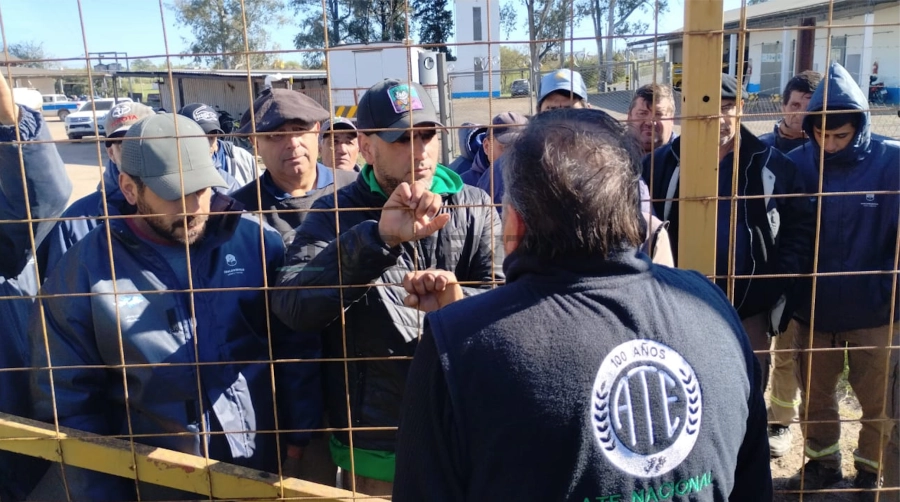 Desde el viernes temprano, manifestantes comenzaron una asamblea en el ingreso de Obras P&uacute;blicas