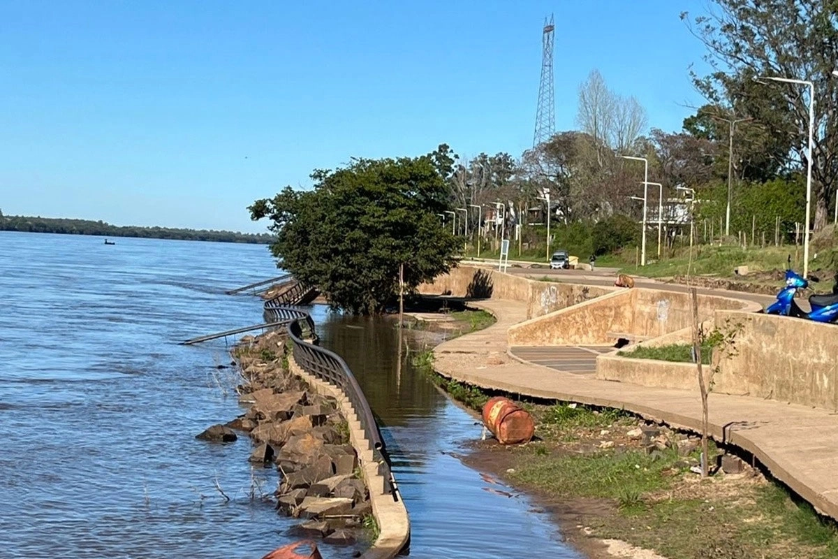 El río continúa creciendo en el Puerto Concordia