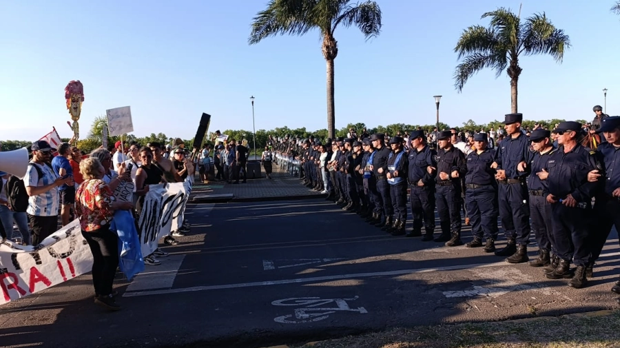 Un grupo importante de manifestantes se present&oacute; en la costanera de Paran&aacute;