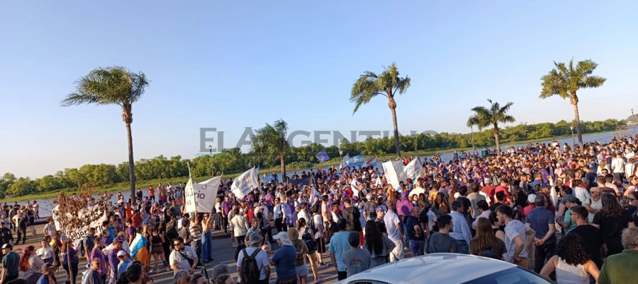 Manifestantes concentrados en la costanera de Paran&aacute;