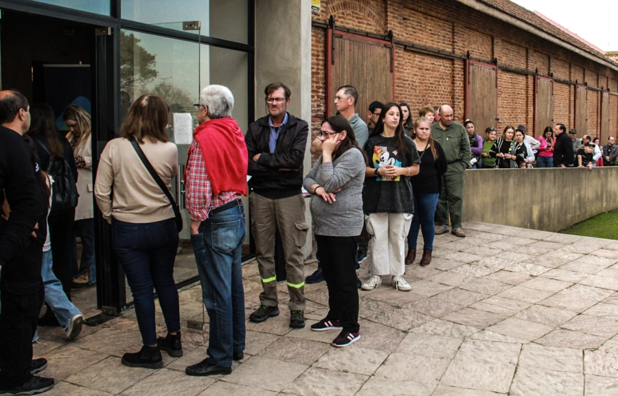 <i>Sobre la margen izquierda de la foto, uno integrante de la AMS, vestido de negro, controla el ingreso al Centro Municipal de Convenciones</i>