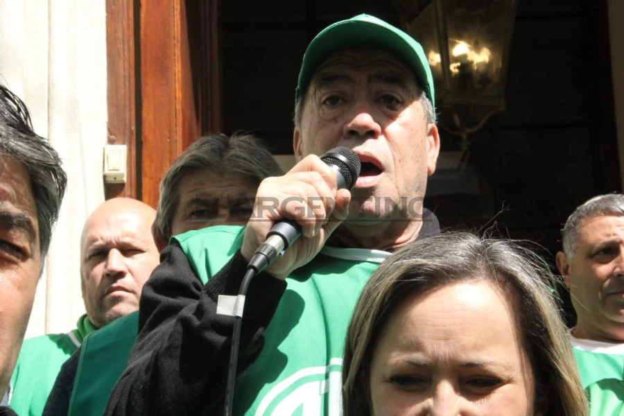 El Secretario General de ATE Gualeguaych&uacute;, presente en la entrada del palacio Municipal.