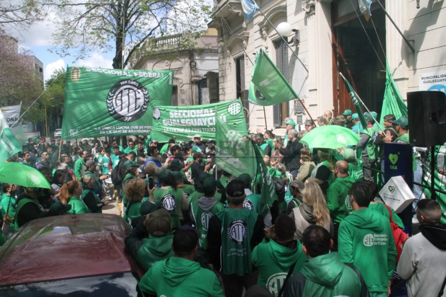 Gran concentraci&oacute;n en la marcha de ATE, en la entrada del Municipio (Foto: Luciano Peralta)