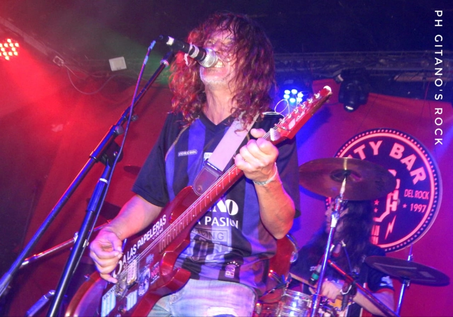 Chelo, cantante y l&iacute;der de la Banda &ldquo;El Cl&aacute;sico&rdquo;