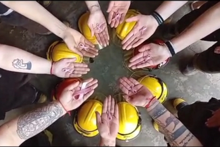 Los Bomberos Voluntarios de Gualeguaychú se suman al “Octubre Rosa”