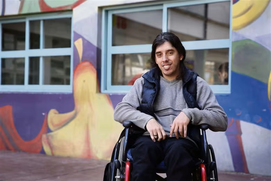 Emiliano Naranjo en el patio de una de las escuelas secundarias