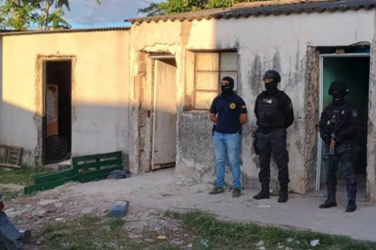 En el barrio Yapeyú secuestraron drogas, balanzas y detuvieron a cinco personas