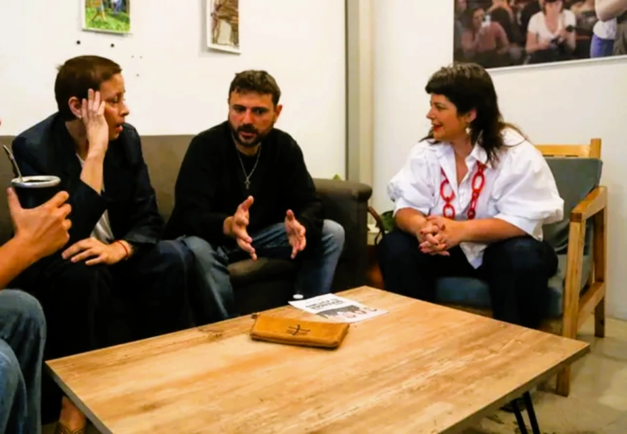 Carolina Gaillard y Paola Rubattino junto a Juan Grabois