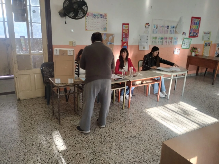 Autoridades de mesa explicando la emisi&oacute;n del voto