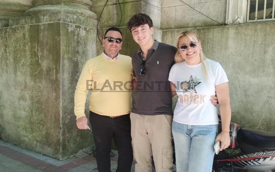 Santiago vot&oacute; por primera vez, lo acompañaron su mam&aacute; y su pap&aacute;