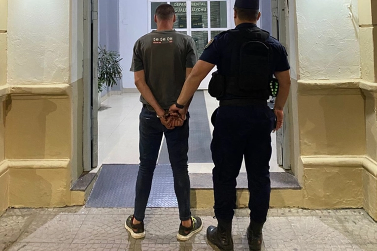 Intentó interrumpir un procedimiento policial y descubrieron que tenía un pedido judicial