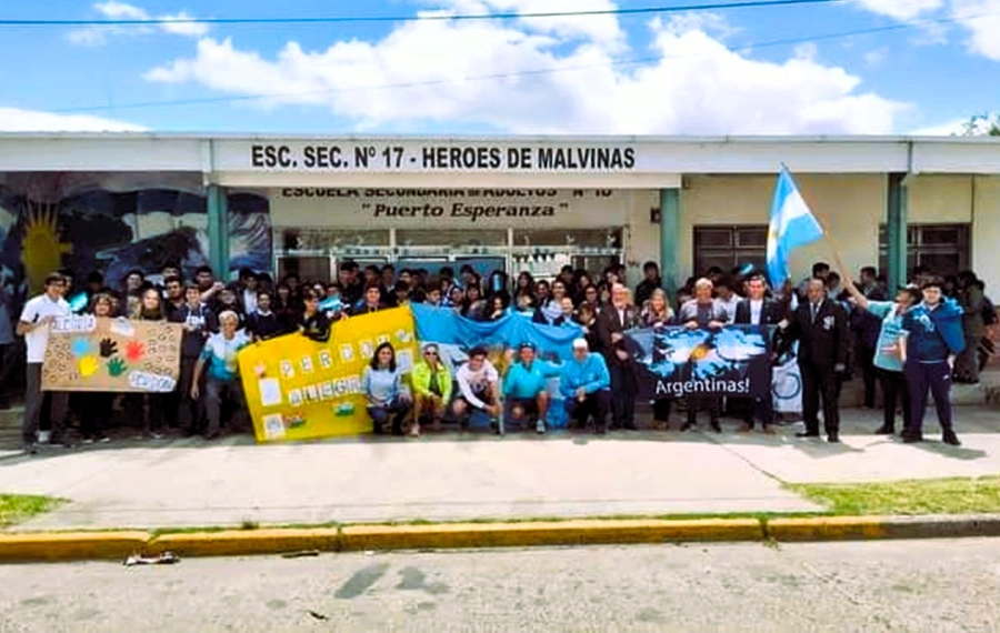 Recepci&oacute;n de la Antorcha en la Escuela N. 17 "H&eacute;roes De Malvinas" junto a Veteranos de Malvinas