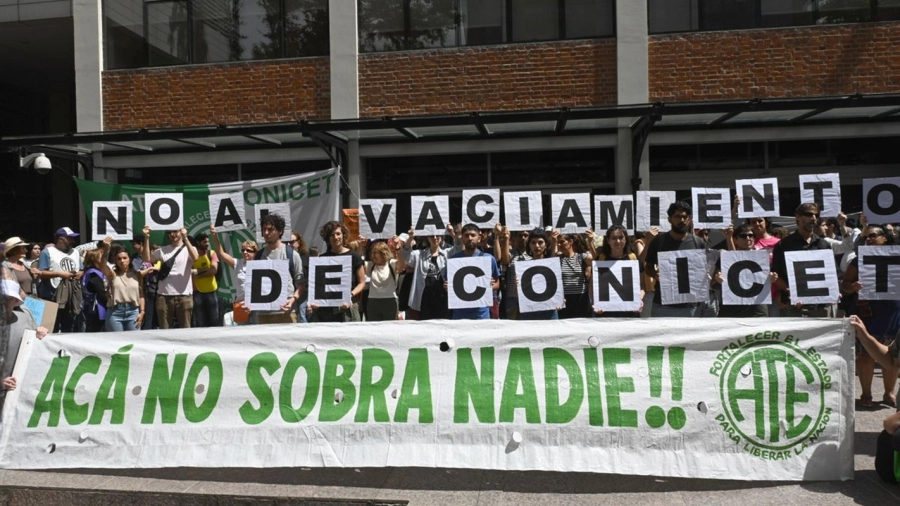 Recortes de fondos, despidos y un negacionista al mando del pa&iacute;s