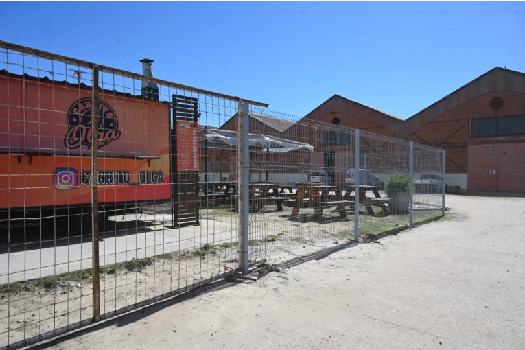 Polémica por la instalación de un cerramiento permanente en los Galpones y Paseo del Puerto