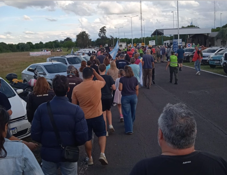 La segunda movilizaci&oacute;n al puente Internacional Artigas. (El Zumbido)