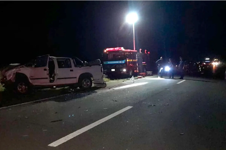 Una mujer murió y tres personas resultaron heridas tras choque entre camioneta y tractor