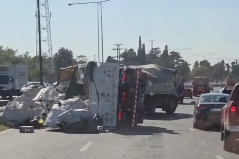 Un camión de la Municipalidad volcó el reciclado en el ingreso a Buenos Aires