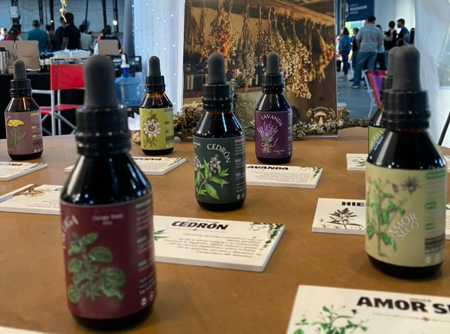 Los productos son creados con plantas medicinales del monte