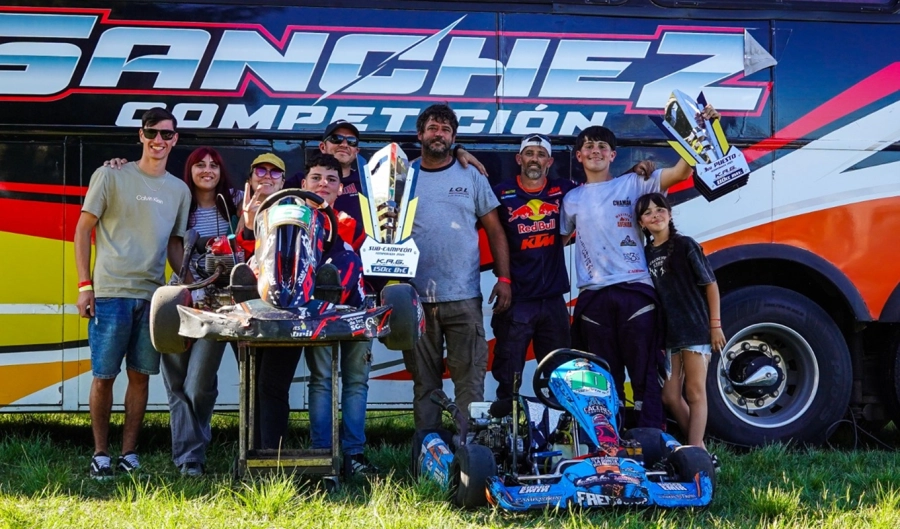 El equipo técnico y el familiar que siempre acompaña a Mateo