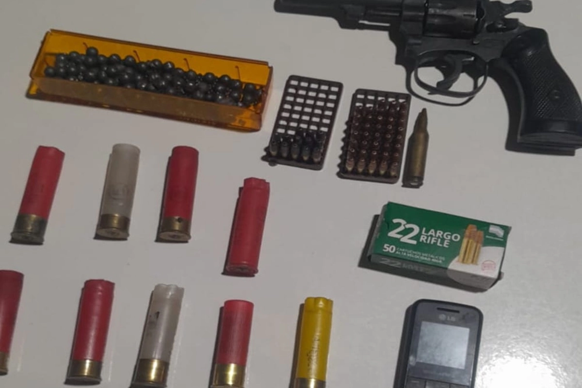 Secuestro de cartuchos, armar y teléfono. Foto PER