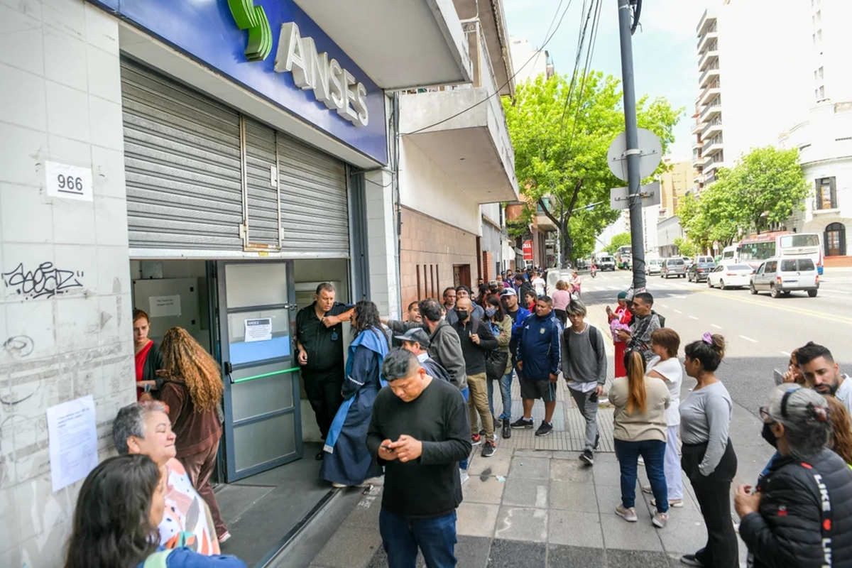 Personas esperan su turno en Anses de CABA
