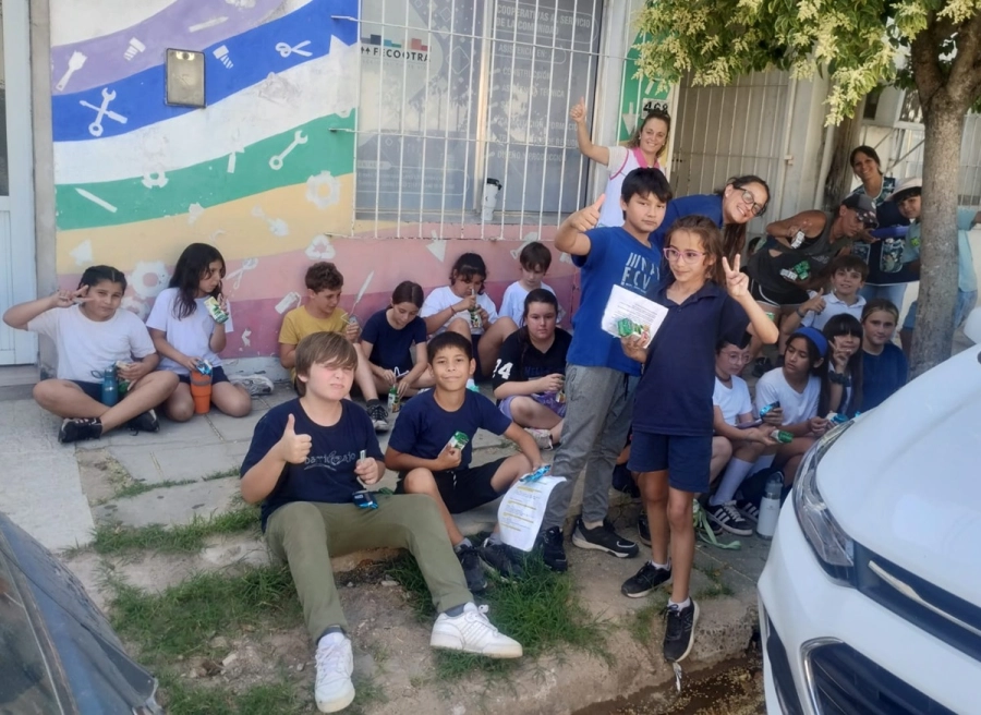 Los estudiantes y las maestras en la puerta de la sede de Fecootrer