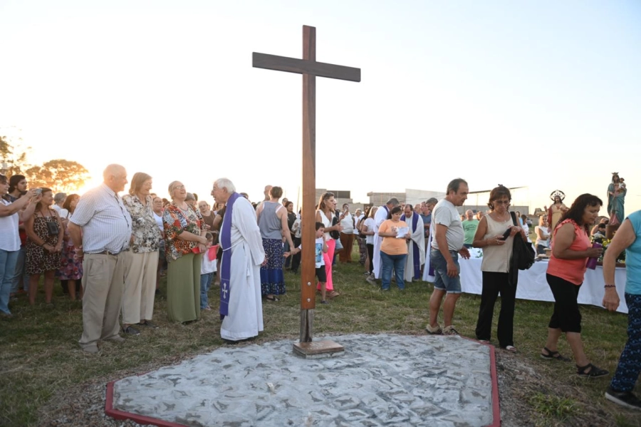 Colocaci&oacute;n en el Loteo Perigan, la piedra fundacional para la construcci&oacute;n de la nueva parroquia del Sagrado Coraz&oacute;n
