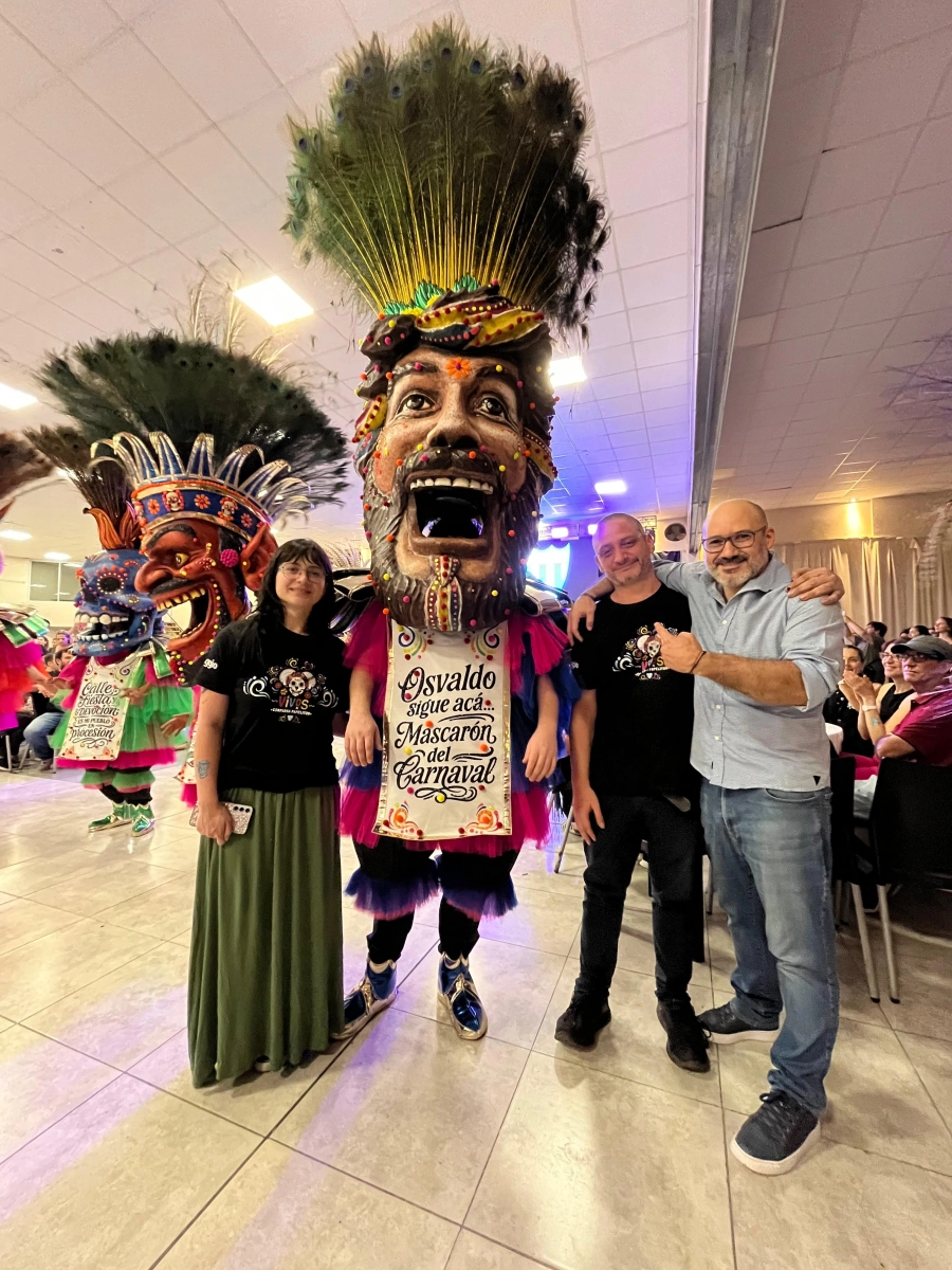 <b>Juane Villagra junto a Emiliano Rey (hijo de Osvaldo), y a Camila (nieta, hija de Micaela) </b>