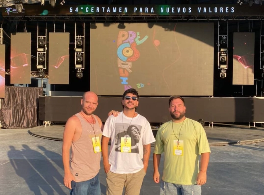 Francisco 'Panchi' Fern&aacute;ndez, C&eacute;sar Cabeza y Hern&aacute;n Archaina en la Prospero Molina, con el Atahualpa Yupanqui detr&aacute;s