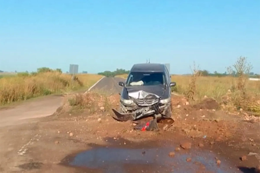Honda Civic choc&oacute; un mont&iacute;culo de tierra colocado como se&ntilde;alizaci&oacute;n preventiva