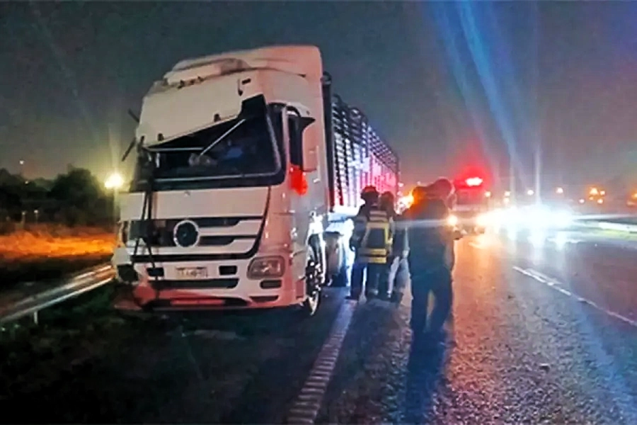 <i>El cami&oacute;n Mercedes Benz Blu Teck con semirremolque tipo jaula que embisti&oacute; al colectivo </i>