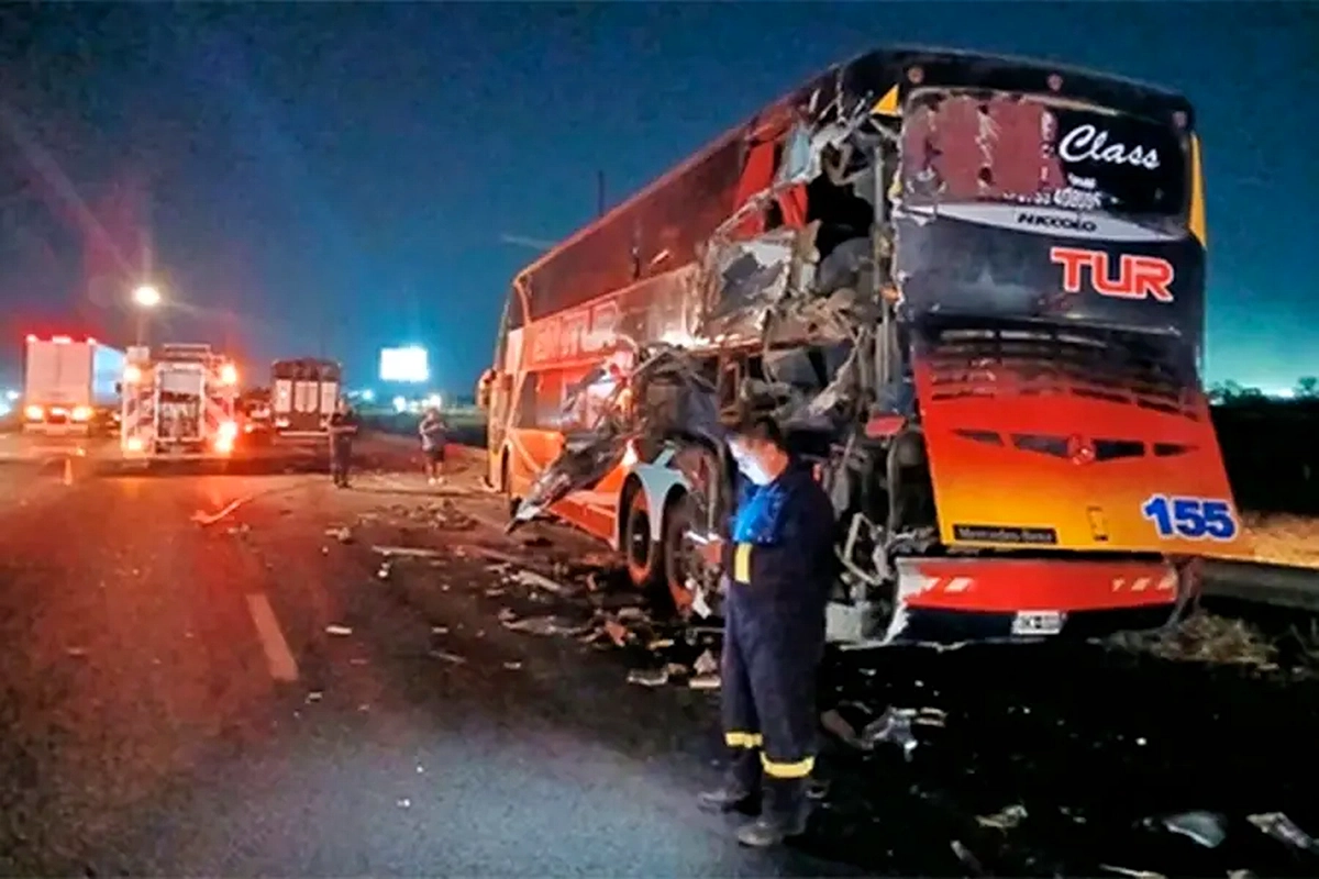 Colectivo: con destrozo total en su parte trasera