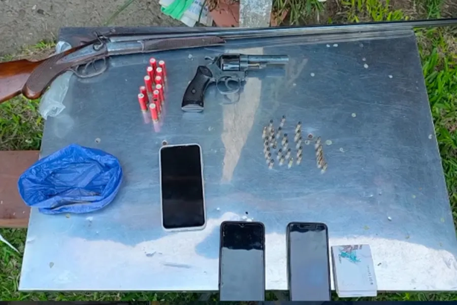 <i>Resultados de los allanamientos: estupefacientes, municiones, arma y moto</i>