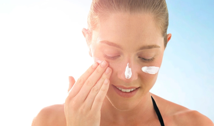 <i>Recomienda ropa liviana que facilite la difusi&oacute;n del calor corporal, junto con el uso de protector solar para evitar da&ntilde;os en la piel</i>