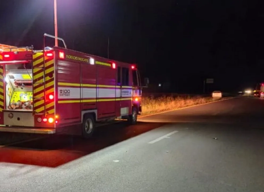 <i>Tras el accidente, personal policial, m&eacute;dicos, Bomberos Voluntarios y agentes de Seguridad Vial acudieron r&aacute;pidamente al lugar</i>