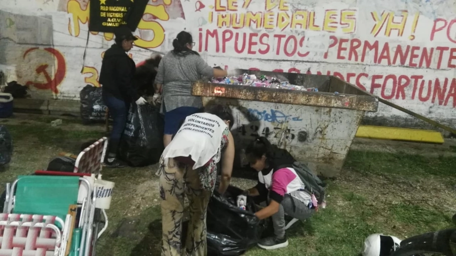 <i>Voluntarios que ayudan con las ventas y la juntada de las espumas</i>