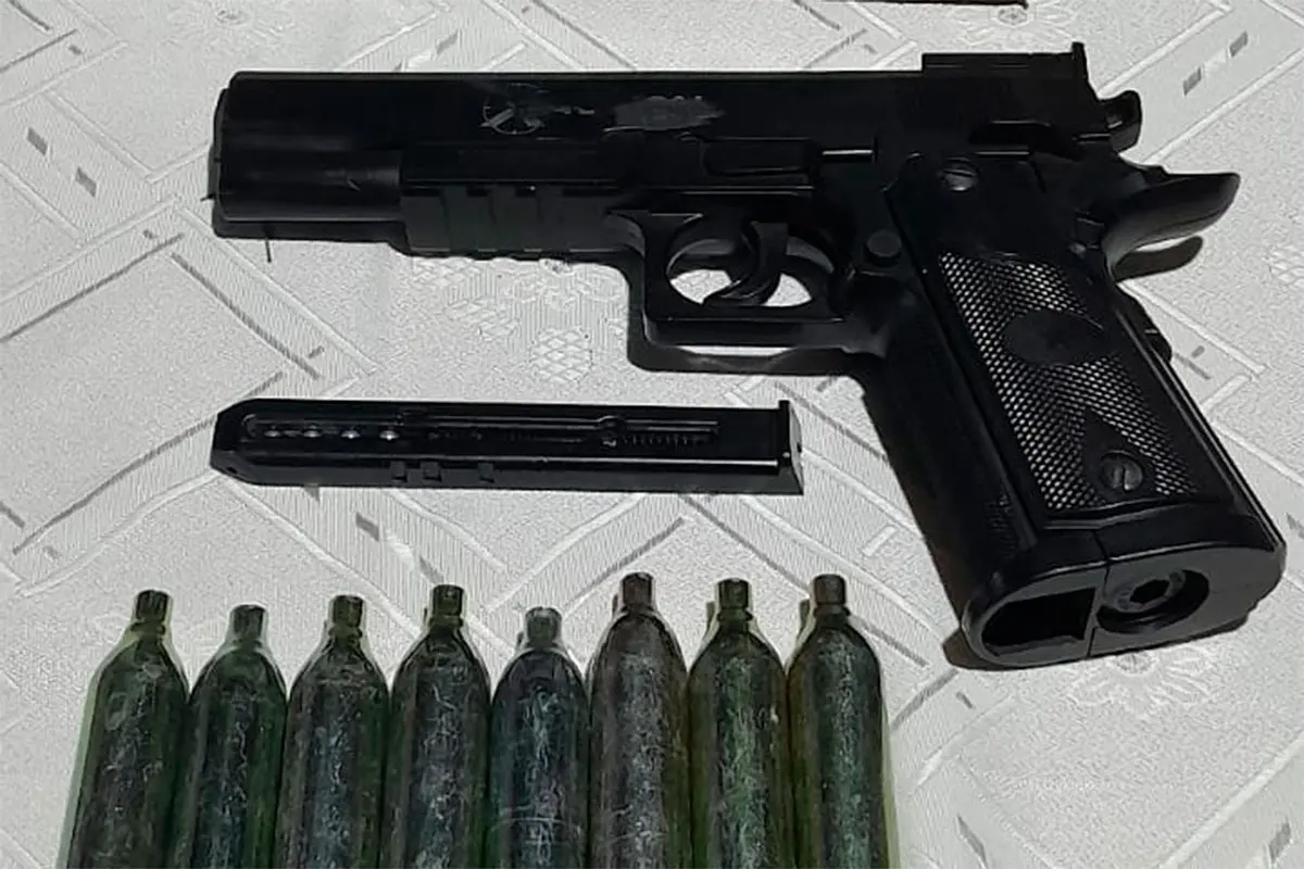 Secuestraron un arma r&eacute;plica y drogas