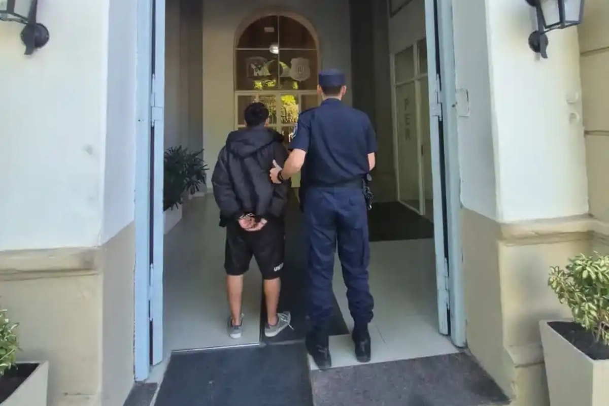 Deb&iacute;a cumplir arresto domiciliario