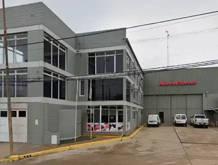 <i>Un colectivo se vio afectado por un incendio dentro de un galp&oacute;n</i>