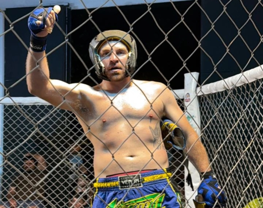 <i>Brian Santell&aacute;n con un nuevo triunfo en combate en jaula</i>