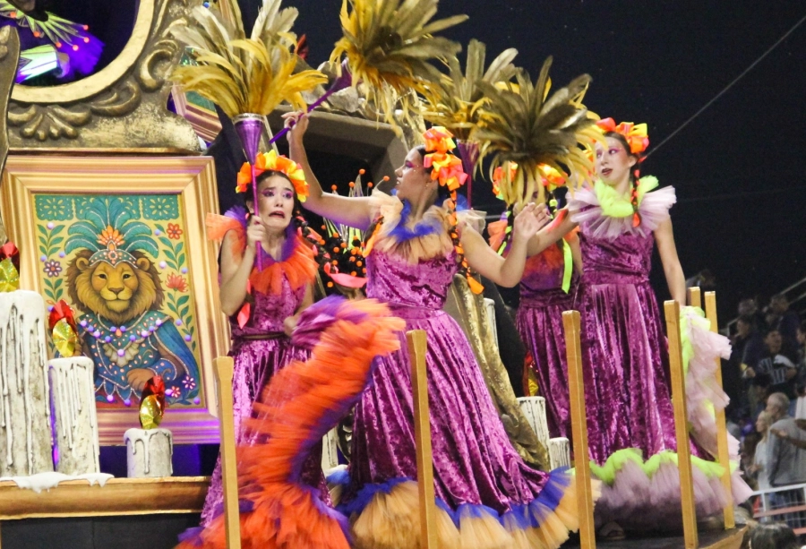 Los destaques de Papelitos son funcionales a la narrativa de la comparsa