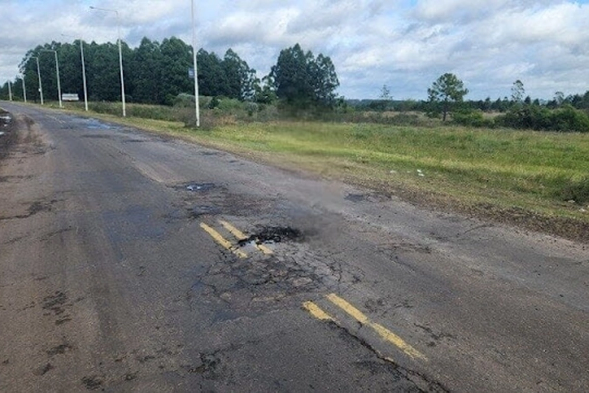 &Aacute;reas de la ruta con deterioro visible y baches