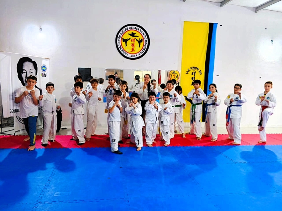 <i>Profesora y estudiantes en la Asociaci&oacute;n Do-Contact</i>