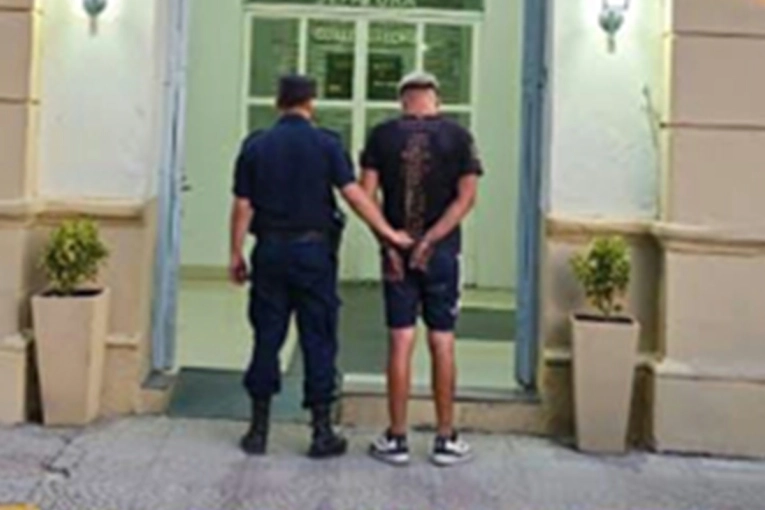 Quiso escapar contramano de un operativo, pero en la huida choc&oacute; una patrulla y fue detenido